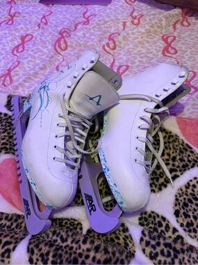 WOMENS FROZEN FASHION FIGURE SKATE